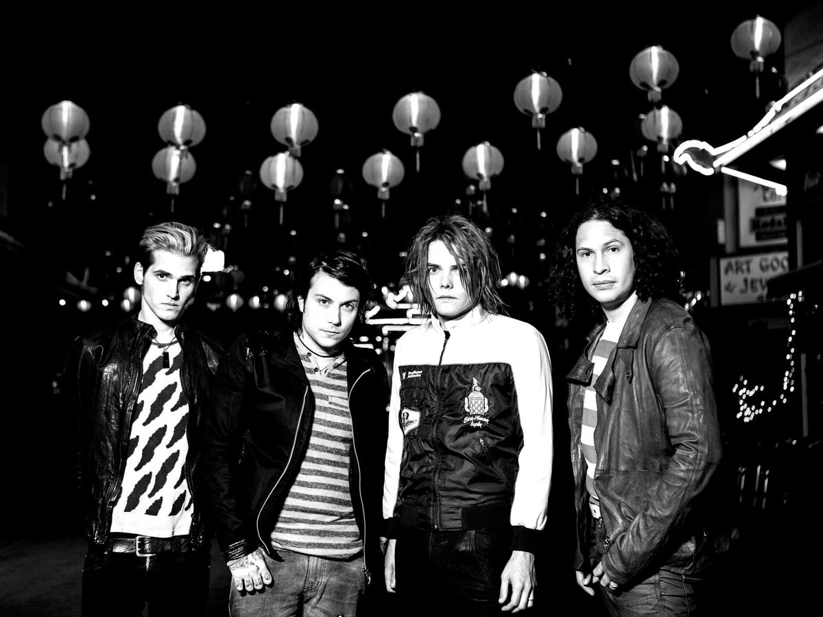 WarnerMusic_PL's tweet photo. To nie jest psikus z okazji Halloween.
#mychemicalromance powracają. FOR REAL #HappyHalloween https://t.co/zS2yhm7maX
