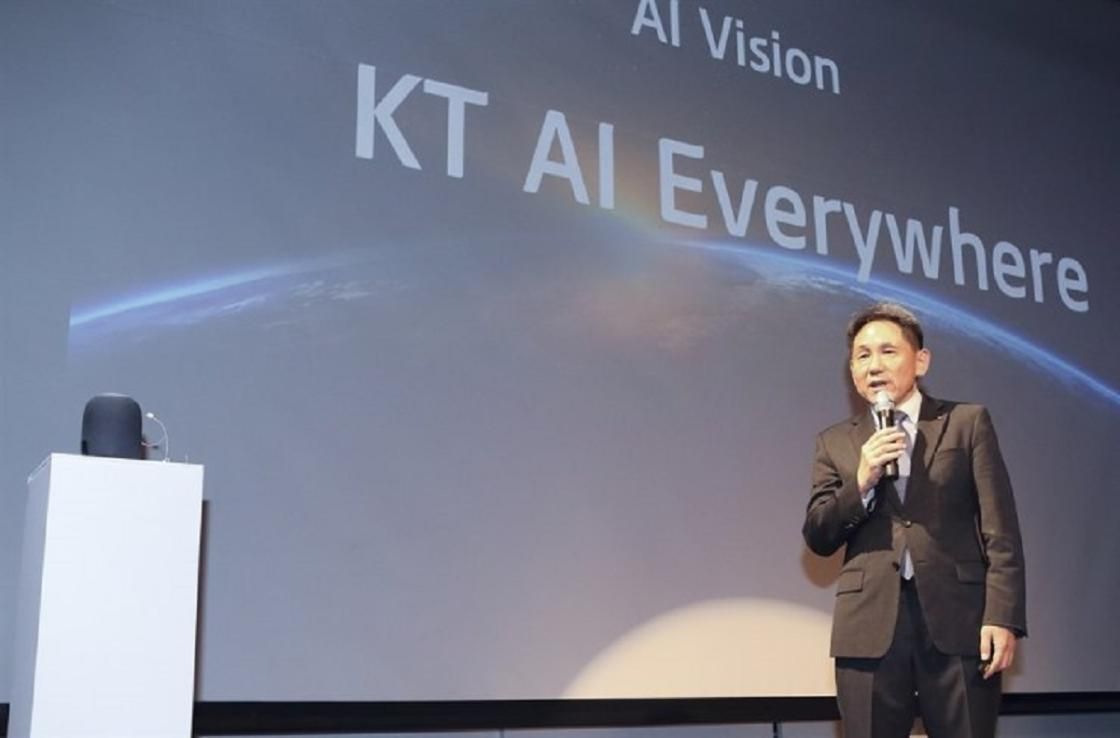 asiatechdaily's tweet photo. Over the next four years, KT will invest 300 billion ($257 million) into becoming an artificial intelligence (AI) company leading to a fully connected and intelligent world.

#KT #AIBasedServices #5GTechnology

https://t.co/3guEkXXkee https://t.co/XswpPbsbOa