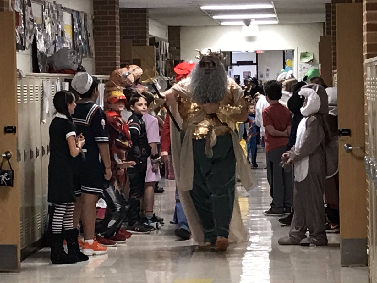 agsschool101's tweet photo. We still had a great parade even though we were inside. #101alag #goagsgators https://t.co/8CU4ED7Klg