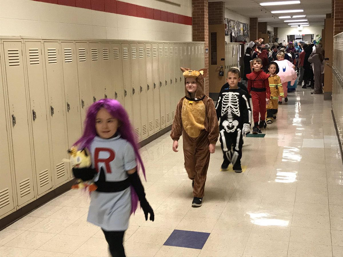 agsschool101's tweet photo. We still had a great parade even though we were inside. #101alag #goagsgators https://t.co/8CU4ED7Klg