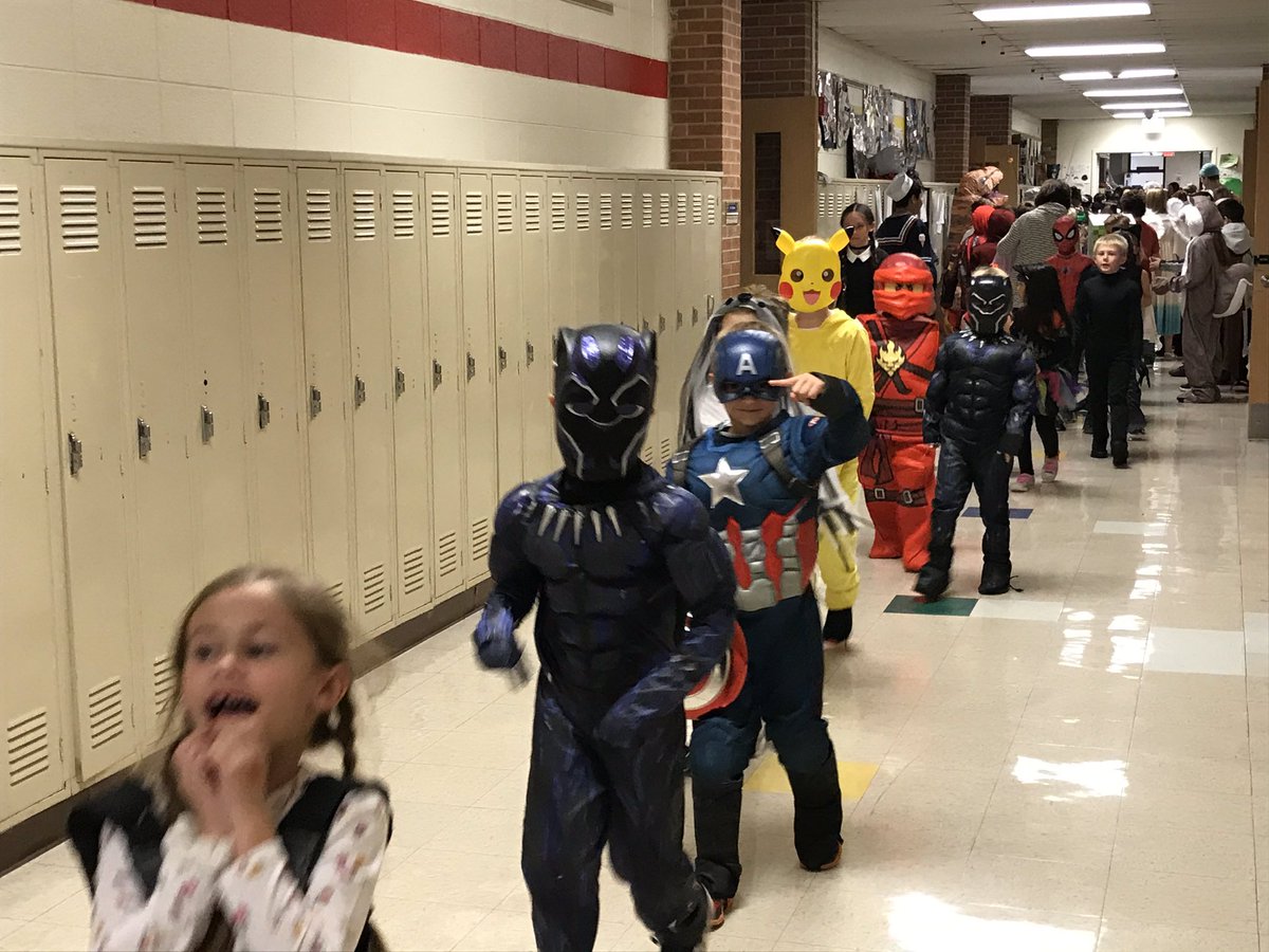 agsschool101's tweet photo. We still had a great parade even though we were inside. #101alag #goagsgators https://t.co/8CU4ED7Klg