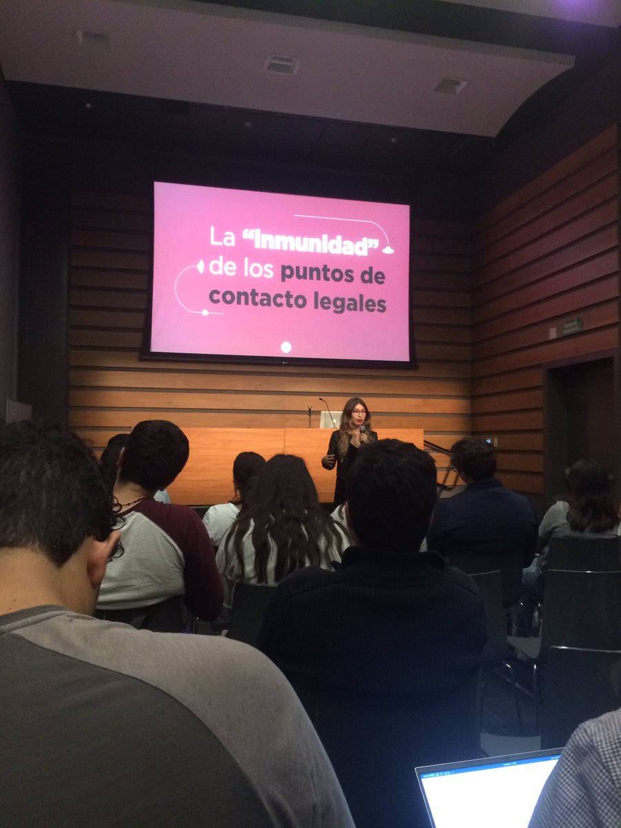 Hace un momento <a href="/FlechasAngelica/">Angélica Flechas</a> presentó su conferencia #Legaldesign Innovación en el diseño de servicios jurídicos.👌 Ella es fundadora de <a href="/Haptica_Design/">Háptica Design</a> y su segunda charla será a las 20:00 en Salas Colaborativas del M. ¡Te esperamos!