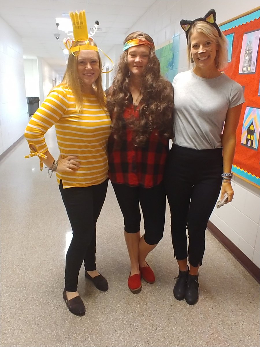 EmilyFWinters's tweet photo. Happy Halloween!!! #Queenbee #BESteachers #bridgetonelementaryschool #sailandprevail #4thgrade https://t.co/18WTt2MSZP
