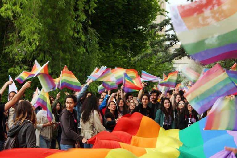 AmnestyUA's tweet photo. #URGENTACTION 🚨 18 students + 1 academic facing charges in #Turkey for allegedly joining a banned Pride parade on campus. Police broke it up w pepper spray, plastic bullets + teargas. Urge the Minister of Justice to respect the rights of LGBTI people🏳️‍🌈➡️ https://t.co/kuFtGeGnIW https://t.co/n5Rf78aeF5