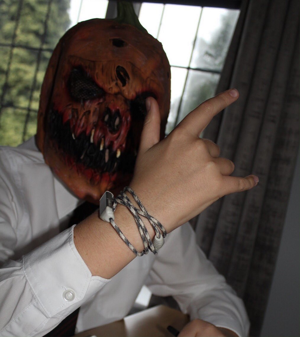 Happy Halloween from the wraps team🎃 
•
•
#halloween #pumpkin #wearyoutech #gadgets #trickortreat #charger