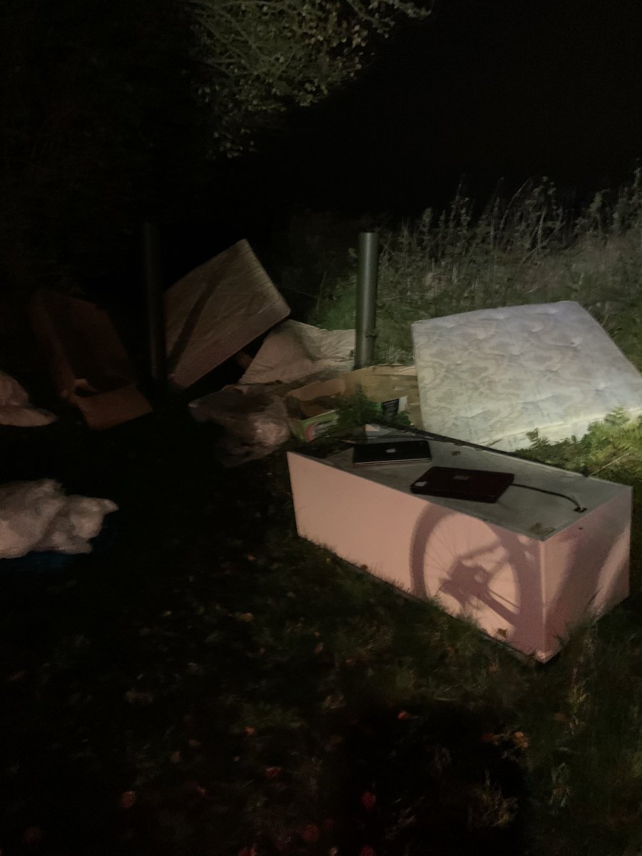 bullet_reilly's tweet photo. @NorthHertsDC just seen this in Weston near Lolleywood Lane, while cycling tonight https://t.co/Yp0C99IIFb