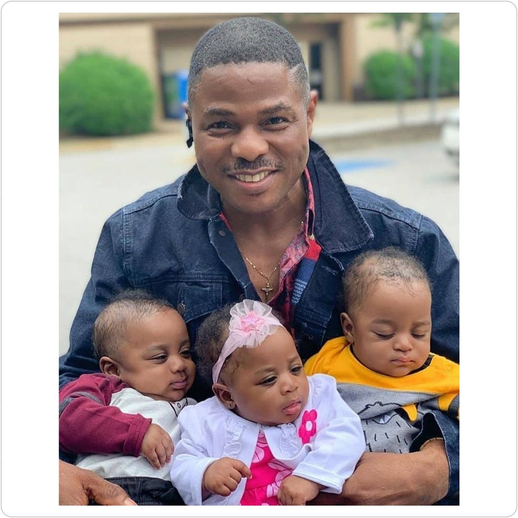 😍😍😍
Thrice as nice!
Yinka Ayefele pictured with his triplet babies.

The ace gospel crooner whose fatherhood status was shrouded in speculations for many years recently revealed that the triplets are his first biological children after 25 years of marriage. 
#UltimaNG