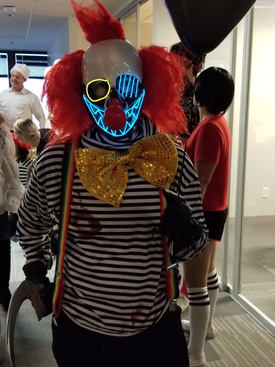 EVERSANAINTOUCH's tweet photo. Intouch is creepin' it real this Halloween! Check out these awesome costumes from our happy hour.💀🎃#WorkAtIntouch https://t.co/t6afaaKw70