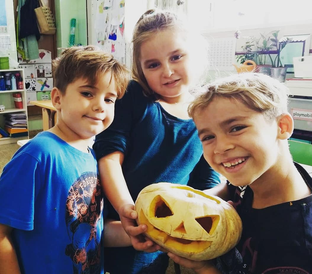 CIDEcooperativa's tweet image. L'alumnat de 2n de Primària ha fet avui ambients. Entre d'altres, han pogut visitar l'hort, fer composicions amb cartó a l'ambient d'art o manipular carabasses, fer castells encantats i teranyines de Halloween al d'experimentació.
#ambients #experimentar #hort #art