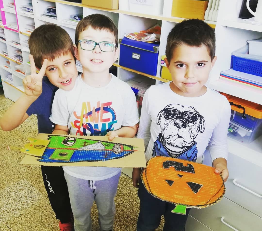 CIDEcooperativa's tweet image. L'alumnat de 2n de Primària ha fet avui ambients. Entre d'altres, han pogut visitar l'hort, fer composicions amb cartó a l'ambient d'art o manipular carabasses, fer castells encantats i teranyines de Halloween al d'experimentació.
#ambients #experimentar #hort #art