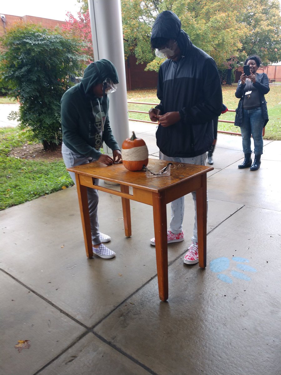 JCRmathmama's tweet photo. There are no tricks at Glenn HS today. Ms Franklin-Reese and Ms Neil are facilitating student exploration of the diameter of a pumpkin vs the number of rubber bands needed for pumpkin explosion! #wsfcsmath @VMSTheMathLady https://t.co/rXlR6ZGnNR