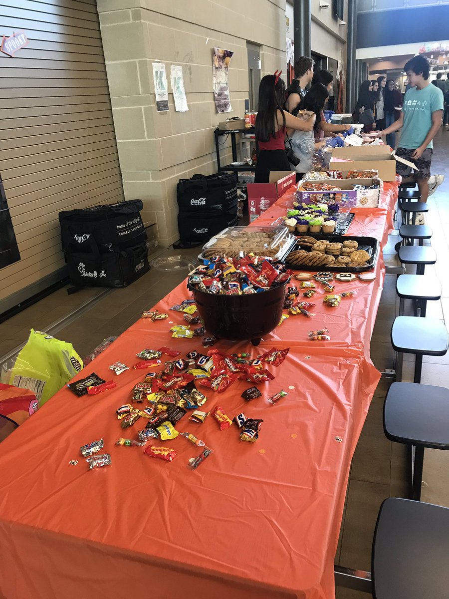chrissy_cope1's tweet photo. Happy Halloween!! @kleinhosa @KleinHighHST @KleinHigh https://t.co/4u1DXQNpYo