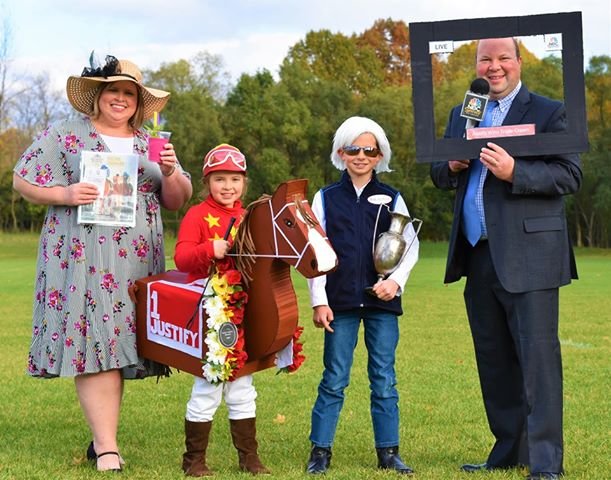 BelmontStakes's tweet photo. Ok, you can all take your costume ideas and throw them out the window. This family has WON Halloween! They're dressed up as the 2018 Belmont Stakes. 

Mic drop 🎤 https://t.co/vU4RHNvS5B