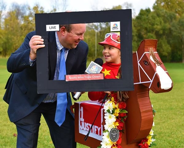 BelmontStakes's tweet photo. Ok, you can all take your costume ideas and throw them out the window. This family has WON Halloween! They're dressed up as the 2018 Belmont Stakes. 

Mic drop 🎤 https://t.co/vU4RHNvS5B