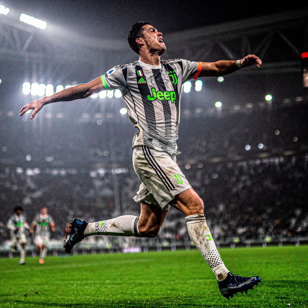 ESPNFC's tweet photo. We need talk about that Juventus neon kit 💚 https://t.co/vmoilPsChE