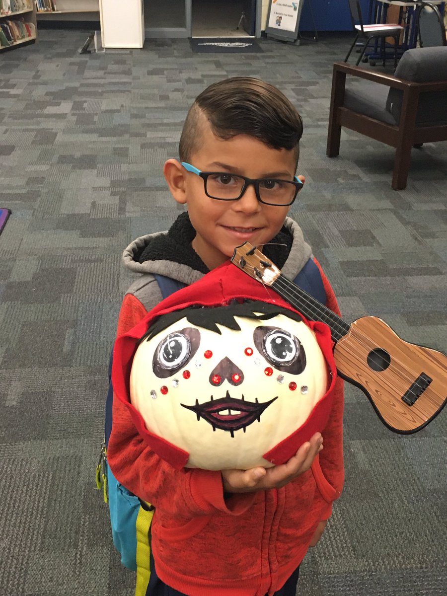 DickensonReads tweet media