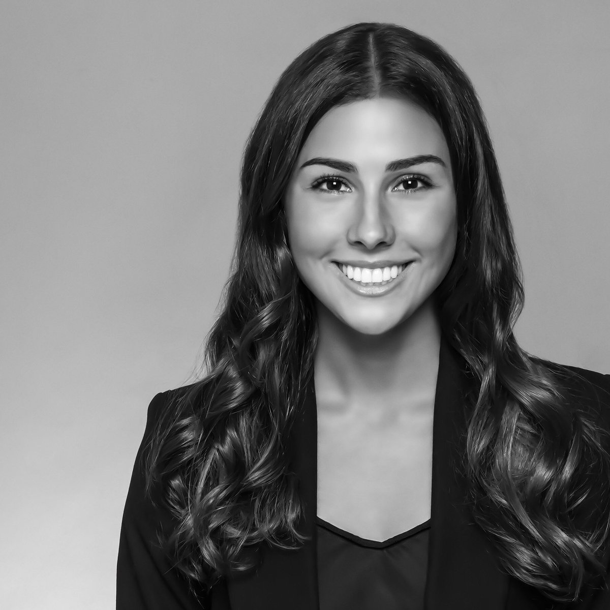 Meet Zoe! She is our Product Director. Having studied engineering at Cornell, she is able to break down complex concepts to strategize moving forward. Prior to joining the FastForward team, Zoe worked in product development, providing a invaluable client perspective
 #dalmbacwsim