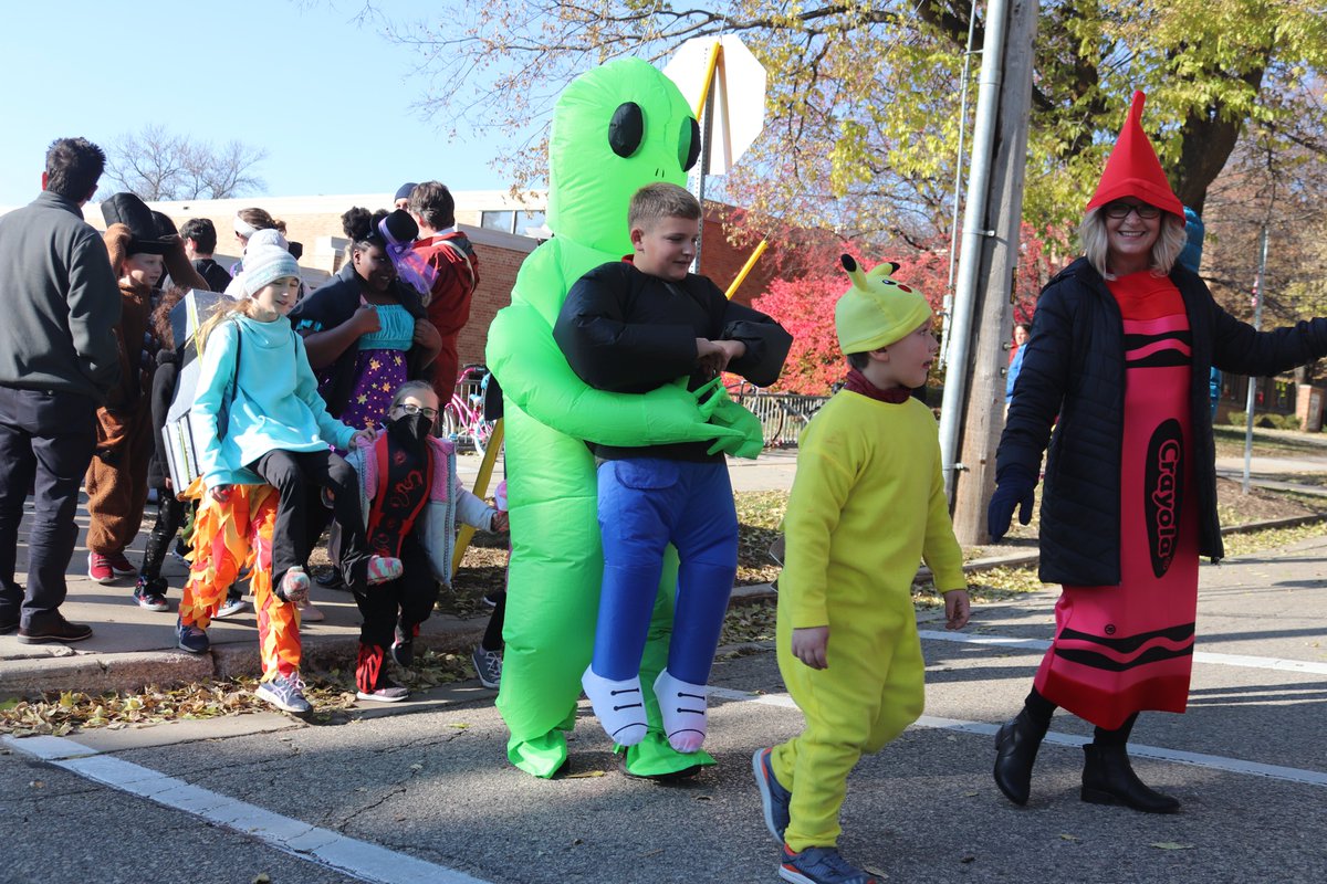 RPS535's tweet photo. Parents and neighbors enjoyed watching our @FolwellFalcons students &amp; staff parade around the block this afternoon. 🍪👑🦖🦄🖍️👽 https://t.co/UPPMCHf1sf