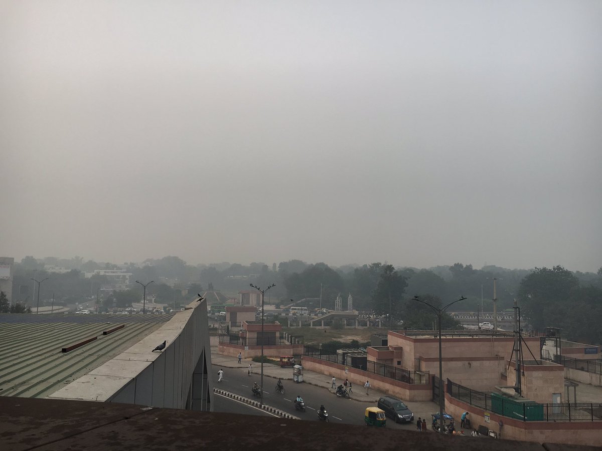 MuskanK2811's tweet photo. Request @ArvindKejriwal to learn a lesson and impose a strict ban on Crackers in the state. People burnt crackers in bulks. There was no patrolling this year. The toxicity of air chokes us everywhere. Let there be artificial rains and odd-even. #AirPollution https://t.co/i46WoBP2zO