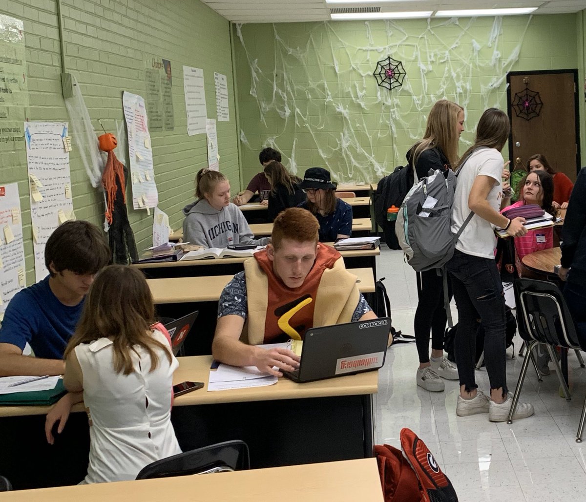 chagrinfallshof's tweet image. Huge shoutout &amp;amp; big thanks to @CFWritePlace who helped over 40 Honors 11 &amp;amp; CP12 students via visits &amp;amp; OWLs ! What a treat to find  the place bustling during Tiger Period when a senior &amp;amp; I stopped in for an APA handout for a TRI-C course.  #greatresource #halloween2019 🦉