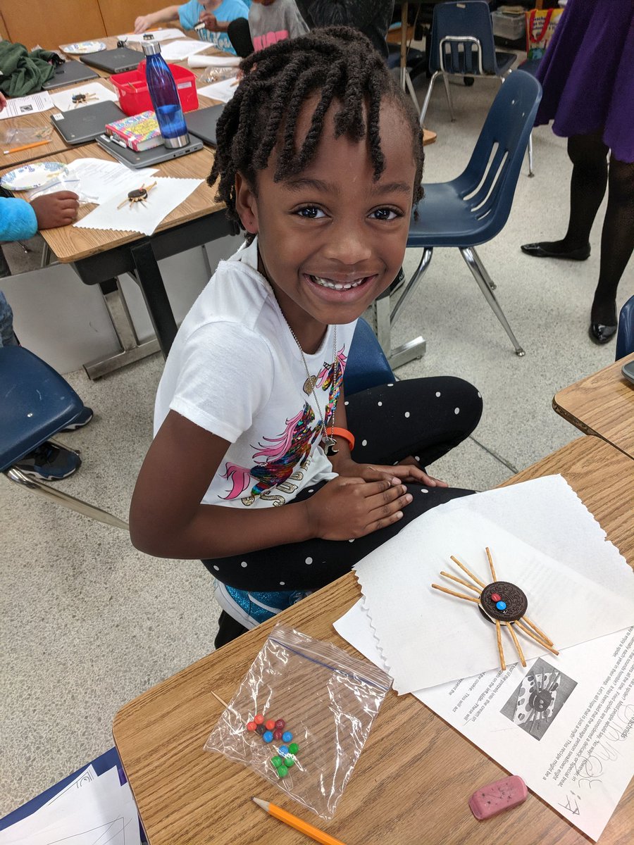 LBChapman19's tweet photo. Edible arachnids! #halloween2019 #functionaltext @RosemontEagles https://t.co/AUcP85bLOj