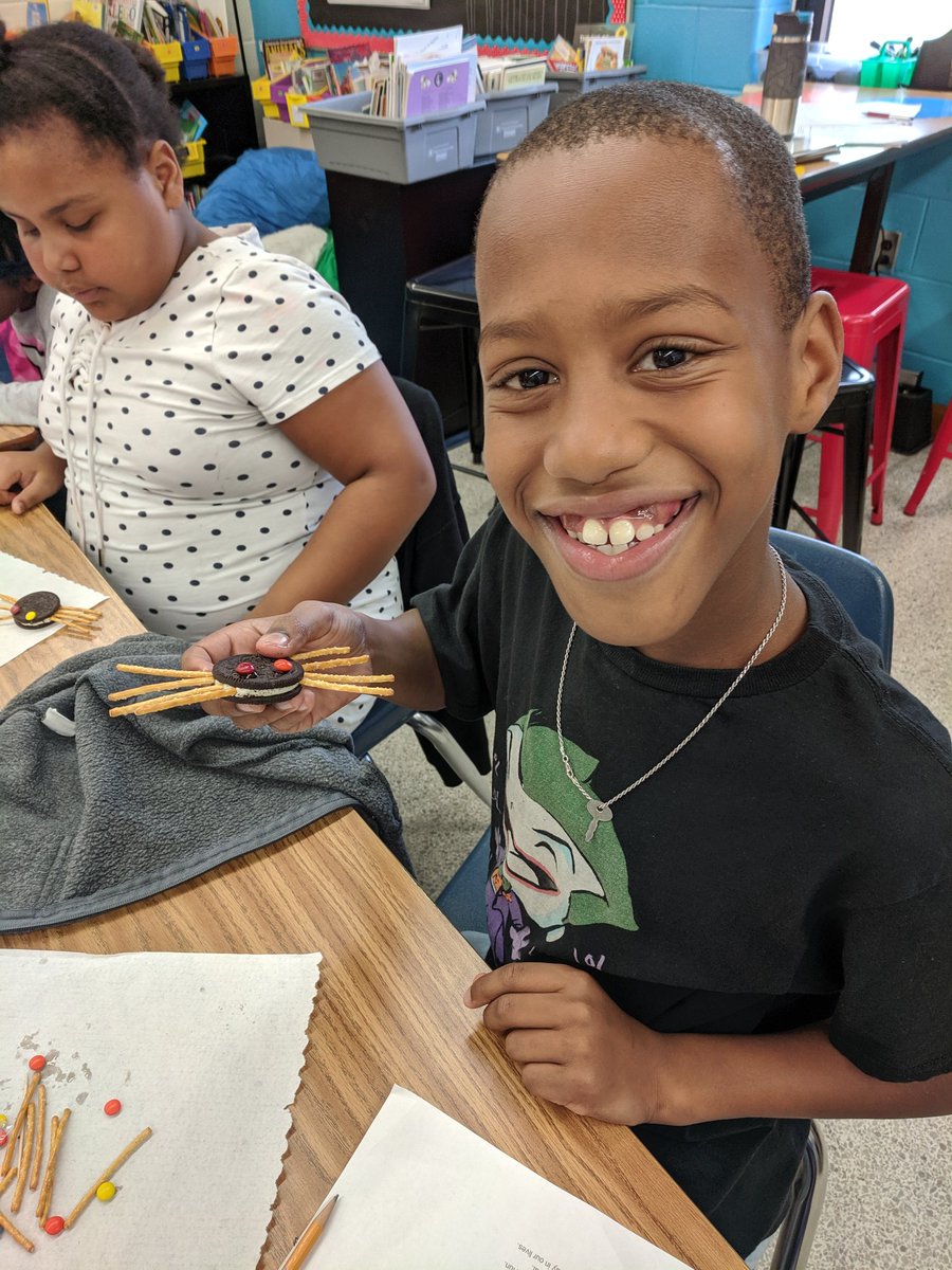LBChapman19's tweet photo. Edible arachnids! #halloween2019 #functionaltext @RosemontEagles https://t.co/AUcP85bLOj