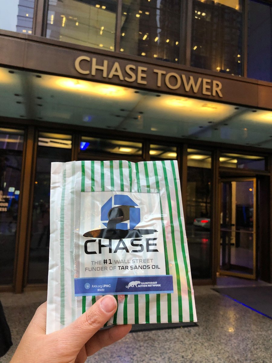 RisingTideChi's tweet photo. HAPPY HALLOWEEN! 🎃
This morning we dressed up in costumes outside @Chase Tower, handing out bags of free candy with a lil surprise: notes asking people to call CEO Jamie Dimon to divest!
& @Chase employees swooped em up. Trick *and* treat!
#DefundDisaster #ShutDownChase https://t.co/0Yhe9nKEEw