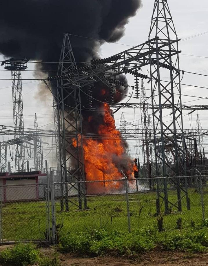 Ikextrem's tweet photo. Este es el incendio que originó la explosión en la Subestación eléctrica de @CorpoelecZulia_ ubicada en Av.51 con carretera "J" de @Ciudad_Ojeda  y que dejó a gran parte del municipio lagunillas #SinLuz https://t.co/9WFPmojQI3