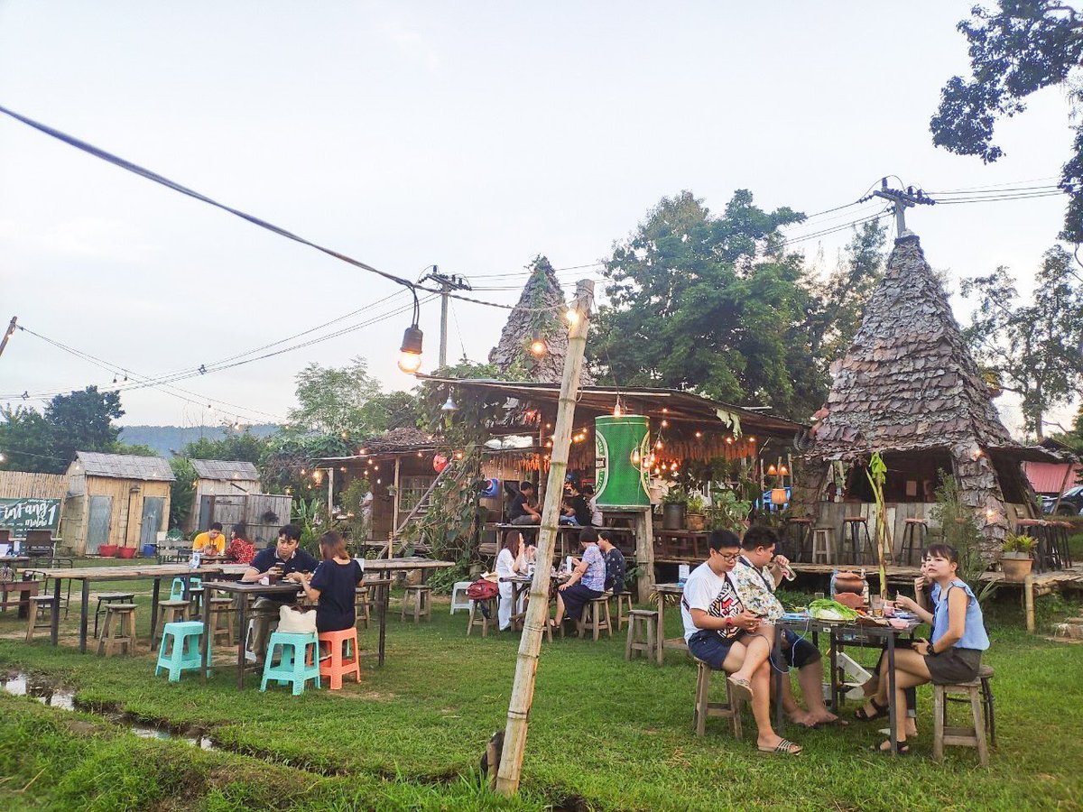 eatingoutmap's tweet photo. แม่ท่าช้าง กางโต้ง นั่งกินไก่อบโอ่งแกล้มน้ำทอง ริมทุ่งนา (กางโต้ง) ชิวมาก #เชียงใหม่หนาวแล้ว #หนาว #หนาวแล้ว #ร้านริมทุ่ง #นาข้าว #เที่ยวเชียงใหม่ #eatingoutmap https://t.co/cUCS2gCoQj https://t.co/dqoqVOetg1