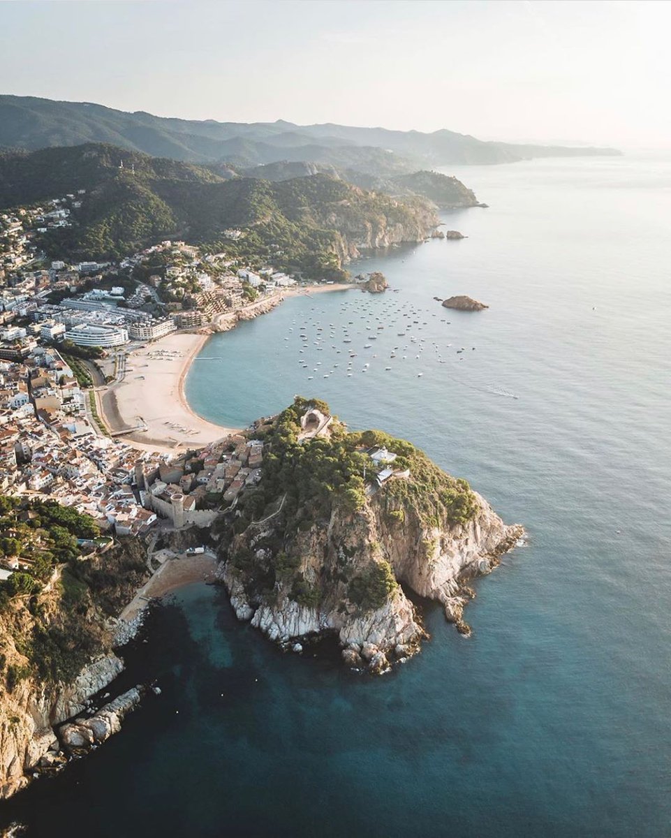 Who said Costa Brava is just for summer? Discover the best beaches and landscapes just 20 minutes away from #HotelCamiral. ☀️ 📸 by romempix