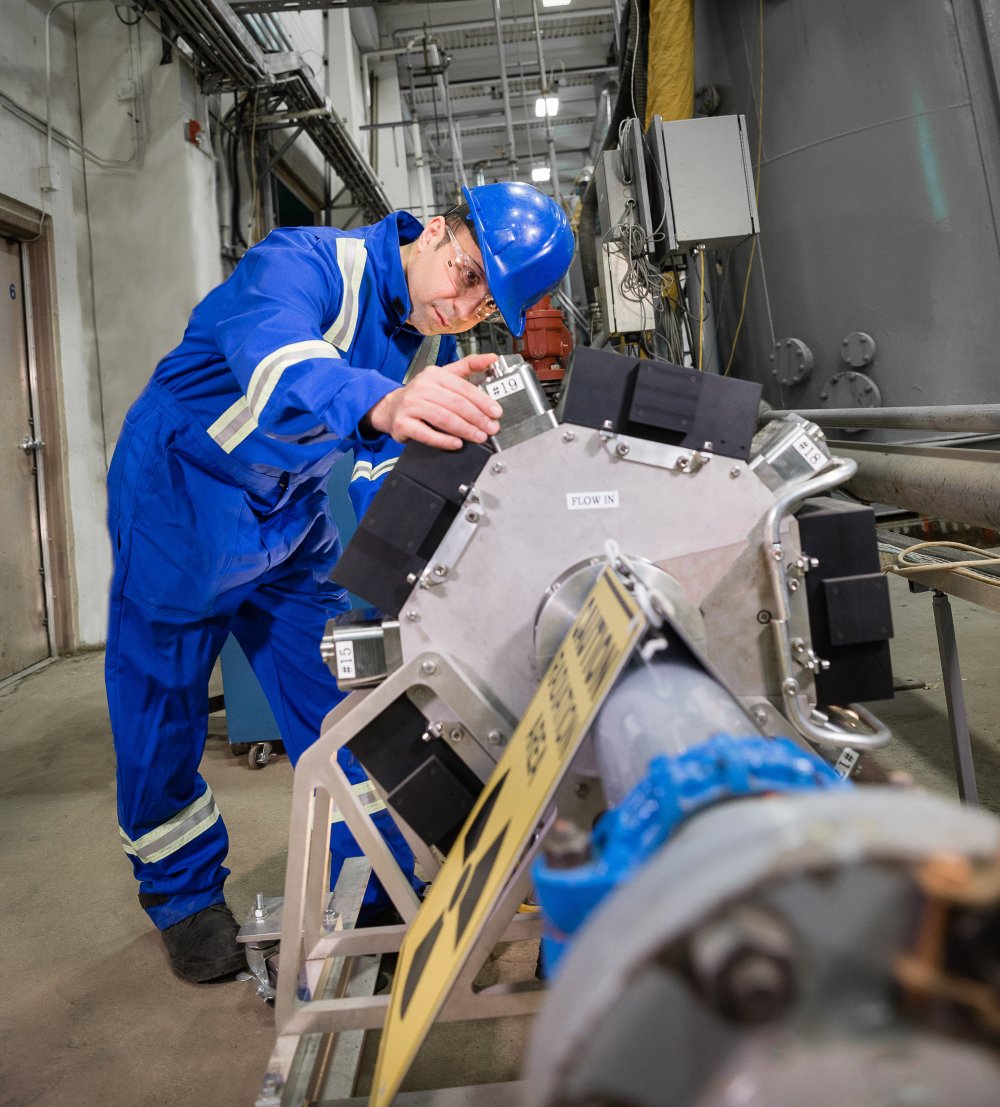 SRCnews's tweet photo. Understanding what goes on inside a slurry pipeline is a complex matter. Our researchers use a Gamma Ray Tomography (GRT) unit to visualize the concentration of material flowing through a pipe in real time. Learn more: https://t.co/ZFUzT5l6Ky #sciencewithsrc #pipeflow https://t.co/dbvoSRV6UJ