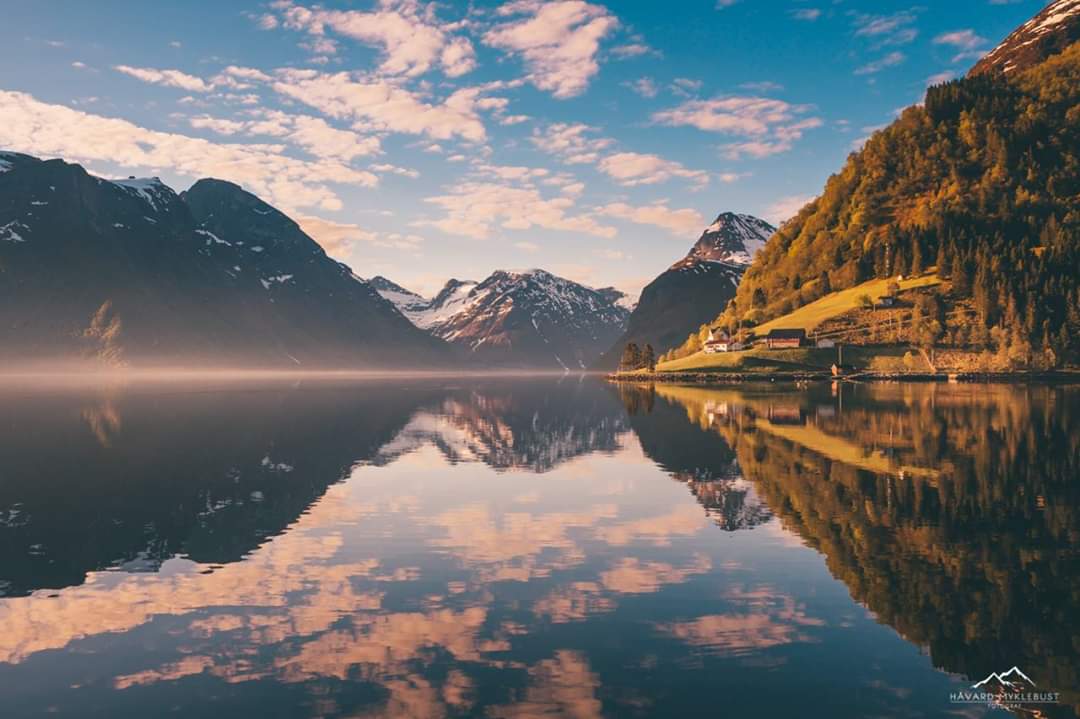 Autumn in the Hjørundfjord 😍 Photo Håvard Myklebust #Norway #travel #fjords #photooftheday <a href="/fjordnorway/">Fjord Norway</a> <a href="/VisitAlesund/">Ålesund & Sunnmøre</a>
