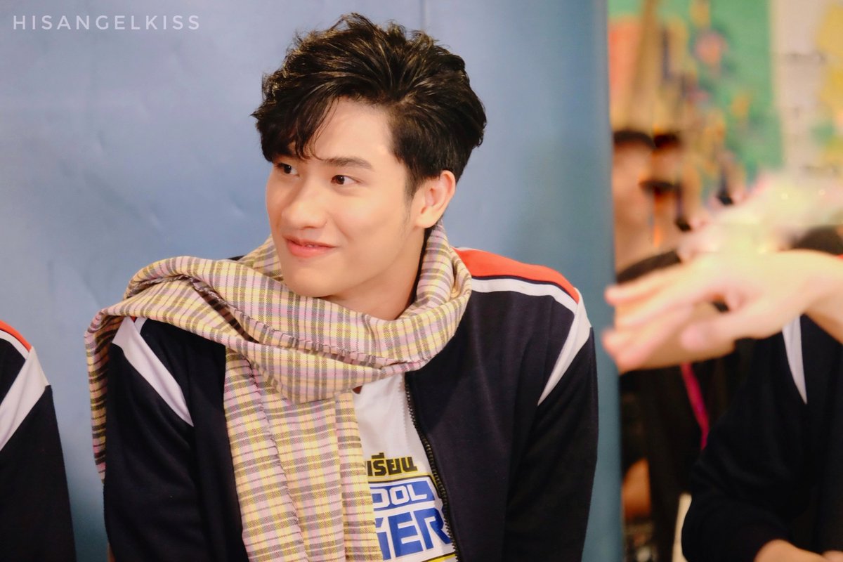 hisangelkiss's tweet photo. พี่เต+ผ้าขาวม้า=ผู้ใหญ่บ้านทิแท้ทรู 😎
#tawan_v #tmaypics
#รถโรงเรียนSchoolRangers https://t.co/tIWcrJOrjf