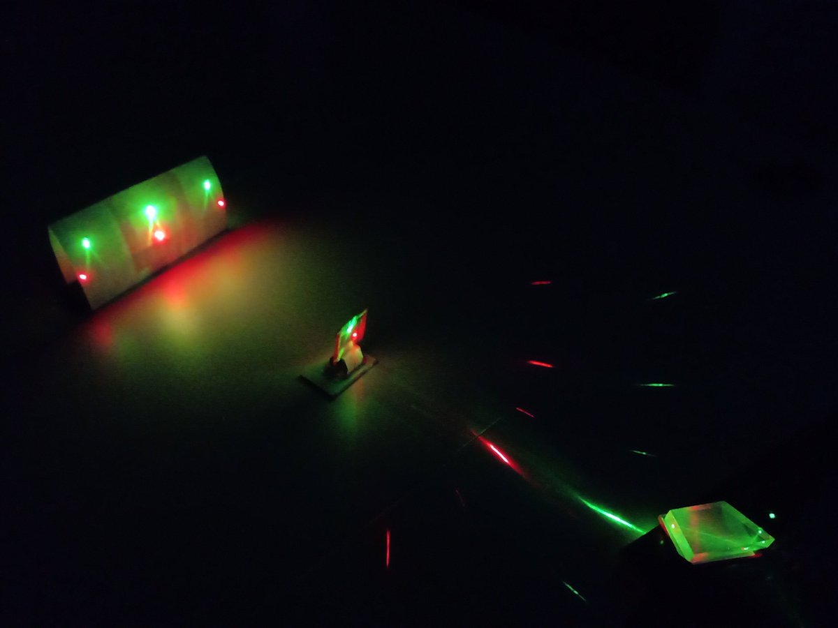 Srikanthislive's tweet photo. Thursday afternoon shenanigans. #opticsoutreach #photonics @AstonPhotonics @aston_osa_spie https://t.co/JCg5PwYuf9