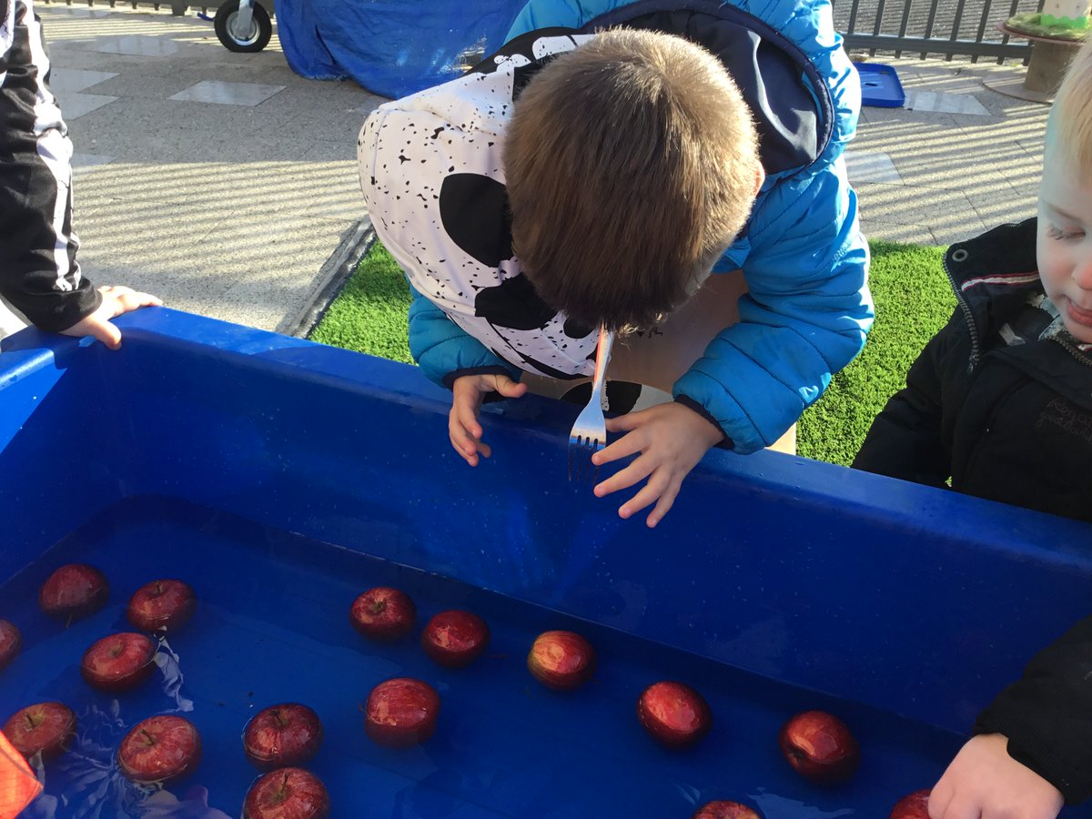 JamesHamiltECC's tweet photo. More Halloween fun. #dookingforapples https://t.co/QfLuQIebNz