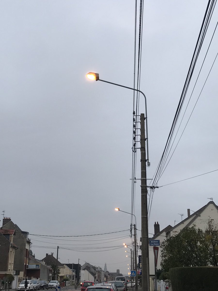 JeanVim's tweet photo. Changement d’heure pour les nuls @AmiensVille ⁦@CourrierPicard⁩ . Les lampes rue de Rouen s’allument toujours à 16h30 ! 
Qui faut-il prévenir ? @TF1 ⁦? @LCI⁩ ? ⁦@AmiensMetropole⁩ ? @France3Picardie ? ⁦@hubert8049⁩
⁦⁦@barbarapompili⁩ ⁦@JYB80⁩ https://t.co/T7FLL160pS