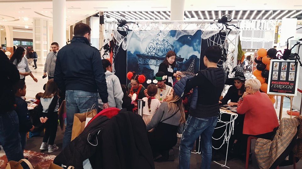 Brividi in Galleria... c'è Nightmare Before Christmas a I Gigli! 😱🎃 Passeggiando fra i negozi oggi fino alle 20 potrete imbattervi nelle animazioni itineranti in collaborazione con la Festa dell'Unicorno! E poi, i Tarocchi di #Halloween, unicorni e il Truccabimbi da paura!