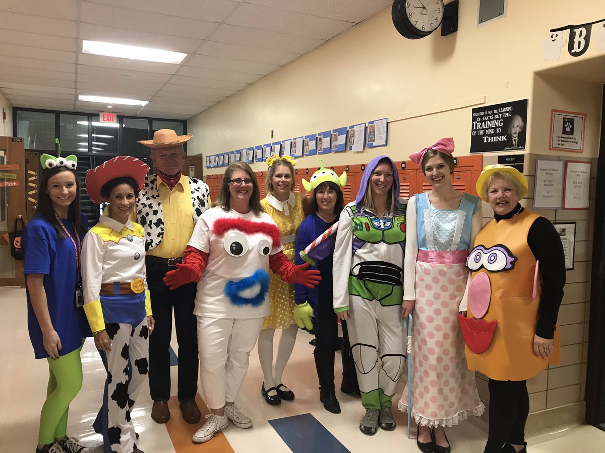 Happy Halloween from Roosevelt’s Third Grade Team! #EngageD64 <a href="/rooseveltD64/">RooseveltD64</a>