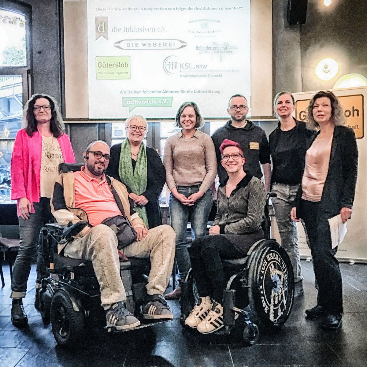 Graffiti im Wintergarten - Das war unser "intensiver" (Zitat <a href="/beerenstark/">Schraub-Bär</a>) "Die Kinder der Utopie"-Abend in Gütersloh. "Erstaunen wie weit Inklusion schon war und wie rückständig es jetzt ist." fasst eine Publikumsreaktion die Grundstimmung zusammen. 1/2