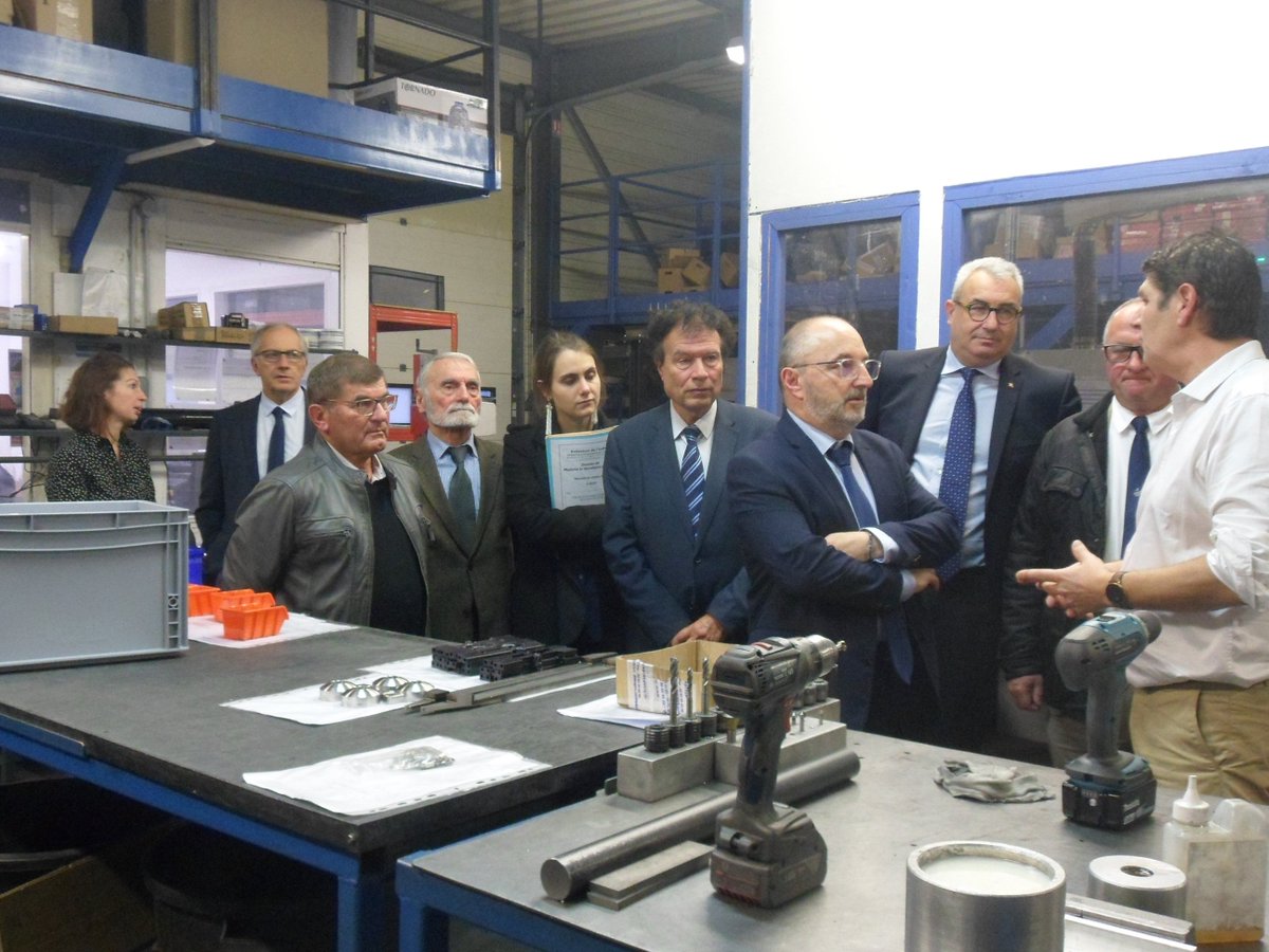 cocorel36's tweet photo. Visite de M. le Préfet sur le territoire de la #COCOREL.

L'occasion de mettre à l'honneur des parcours exemplaires, de 3 entrepreneurs motivés et en développement constant : 
#MécaproCentre #PierryCréation et #PassionGranit. https://t.co/g1mJ1Zv0EY