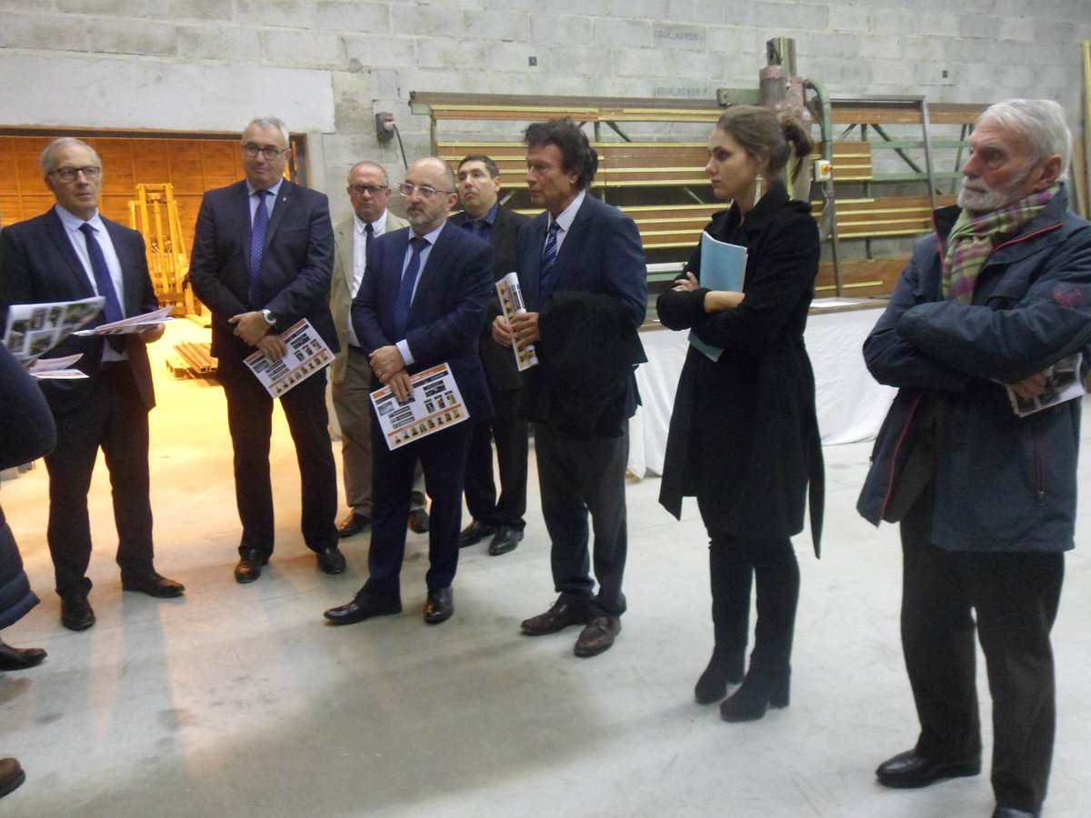 cocorel36's tweet photo. Visite de M. le Préfet sur le territoire de la #COCOREL.

L'occasion de mettre à l'honneur des parcours exemplaires, de 3 entrepreneurs motivés et en développement constant : 
#MécaproCentre #PierryCréation et #PassionGranit. https://t.co/g1mJ1Zv0EY
