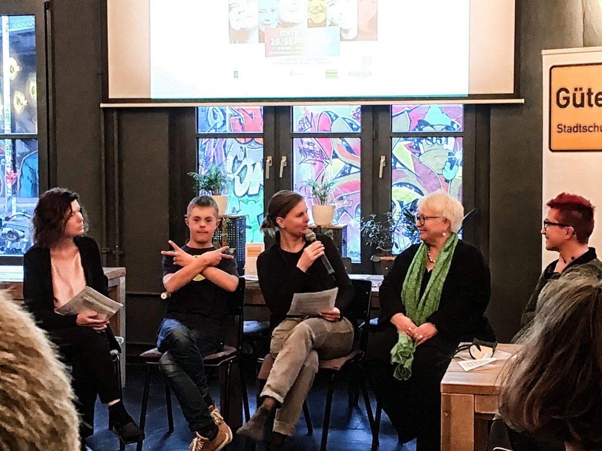 Dank an Klara, Mika und Vincent - unsere anwesenden "Kinder der Utopie", die sich zu Wort meldeten und von ihren Erfahrungen berichteten: von Stress in der Familie, tw. zugelassenem Mobbing durch Mitschüler oder unverständlichem Mitleid in der Schule, das sie ausräumen mussten