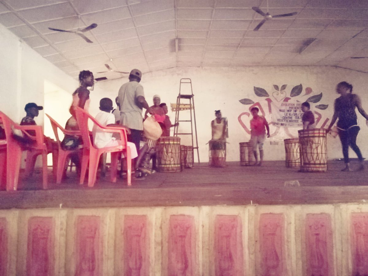 CMC_Guinee's tweet photo. #UM19 🎶 Rencontre avec la troupe BATAFON 🥁 de #Boké 🇬🇳 - la résidence artistique se passe au mieux 🕺🏾! #Merci Célie CMC avec @Agrem_Guinee 👏🏿 @departement17 @hakimbah ✍🏿@institutfr @ccfg @AmbaFrGuinee @GouvGN @theatrebouchedair @FBouzigues #Guinée #Kibaro https://t.co/7Aq4TppqJp
