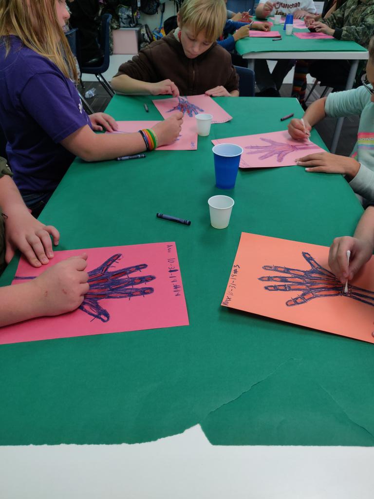 MrsDurham4th's tweet photo. Learning about the bones in our hands! #HalloweenScience #skeletons #notspooky @mysterydoug 💀🦴🎃 https://t.co/xM5IcR25gZ