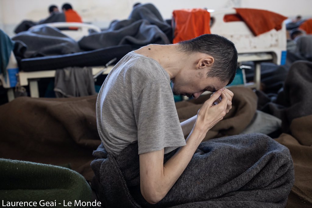 laurencegeai's tweet image. #Syrie #il y a des reportages qui nous marquent plus que d’autres. Avec @allankaval nous avons pu accéder à une prison dans le nord est syrien où sont détenus les supposés membres de l État Islamique. Voici quelques photos : 1/2 @lemondefr