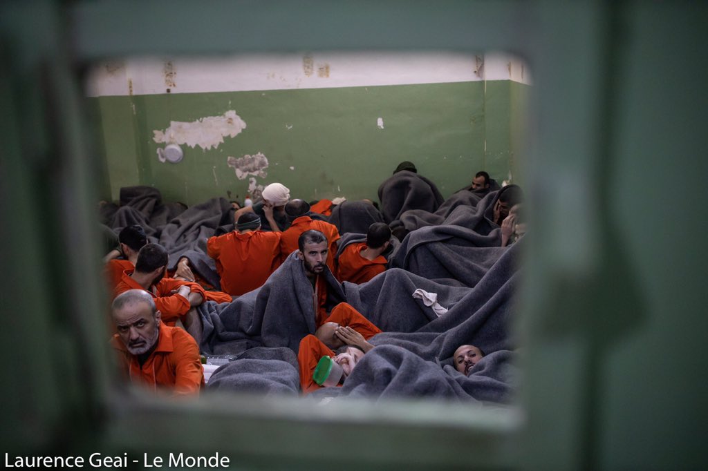 laurencegeai's tweet image. #Syrie #il y a des reportages qui nous marquent plus que d’autres. Avec @allankaval nous avons pu accéder à une prison dans le nord est syrien où sont détenus les supposés membres de l État Islamique. Voici quelques photos : 1/2 @lemondefr