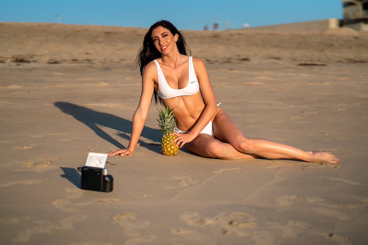 Franz_Raaf's tweet photo. 📸🍍Recently shot with @alexandrasalyer she is very talented and has a bright future ahead. Definitely follow her life journey!! Btw she got polaroids from me as well.
. 
📸 Book your Photoshoot NOW via DM @franz_raaf . 
Let’s create Art #pineapple #newportbeach #photoshoot https://t.co/oaxZrb82cn
