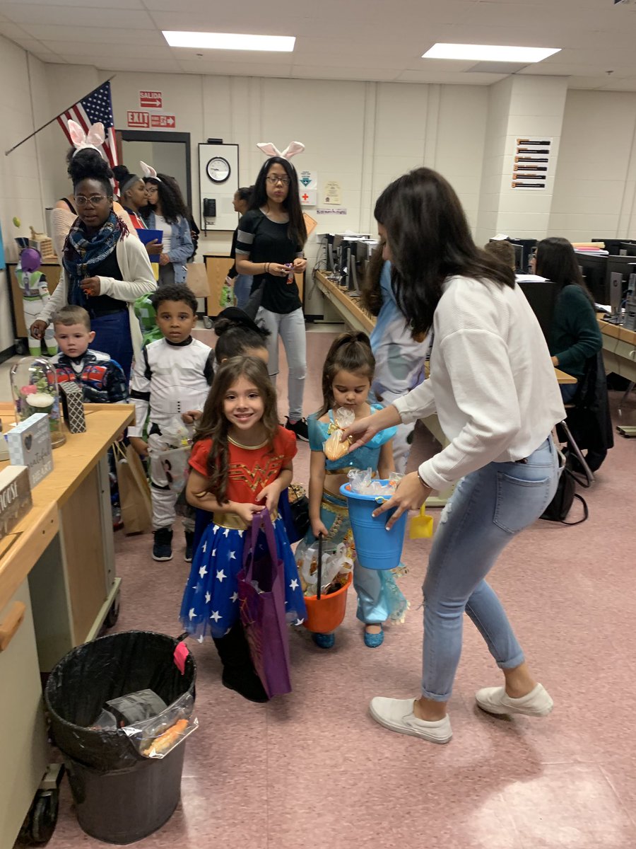 darlahartung's tweet photo. @Taunton_Schools Tiger Tots stopped by CAD class today!! 🐅 🎃🧡 https://t.co/yks0csapZl