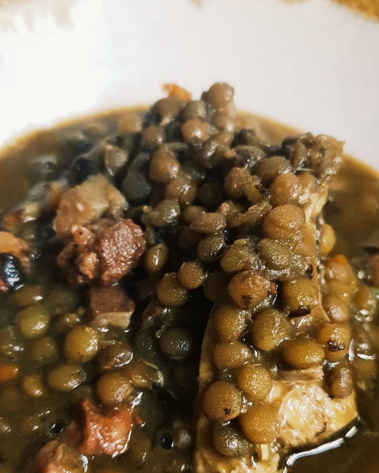 Perdiz estofada, grelos y lentejas - estos días como sugerencia fuera de carta.
También tenemos ensalada de mollejas y escabeche, tortilla vaga "estilo Sacha", pato con guiso de níscalos y melocotón, pichón con su arroz, boletus con caldo de jamón, yema y patata.