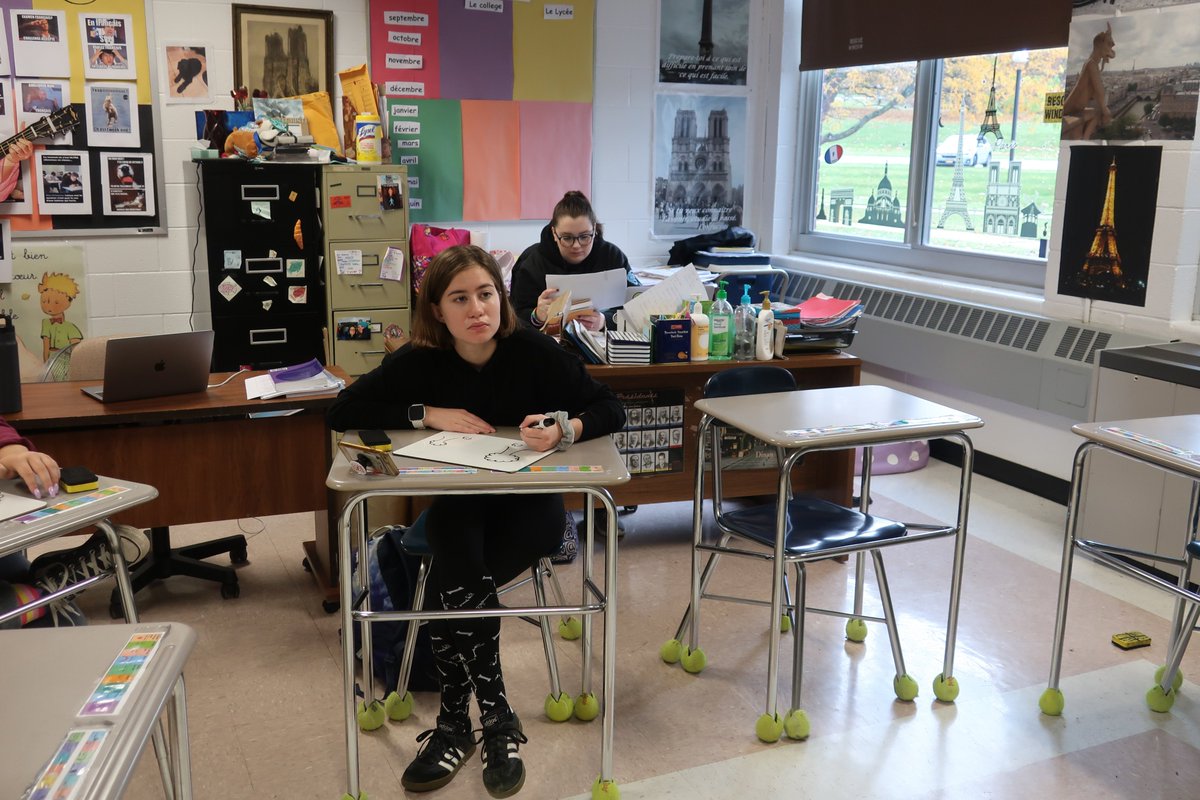 HCSPennHen's tweet photo. More drawing fun - my student teacher had fun reading the descriptions of the Halloween pictures for the class.#Halloweenisfun ππ«π·π https://t.co/z8eZSwOe6Y